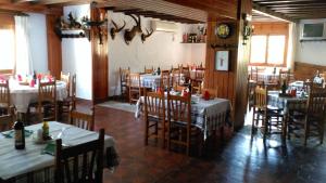 Villanueva del RosarioにあるVenta Las Deliciasのテーブルと椅子が備わるレストラン