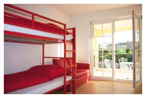 um quarto com 2 beliches e uma varanda em PETITE FRANCE Apartment - EP Ticket Garantie em Rust