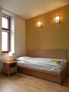 Giường trong phòng chung tại Ośrodek Innowacja