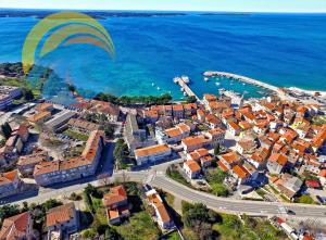 een luchtzicht op een stad naast de oceaan bij Apartments Orange 994 in Fažana