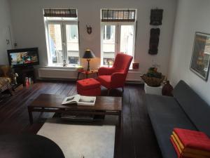 アルクマールにあるRoofterrace Apartmentのソファとテーブルのあるリビングルーム