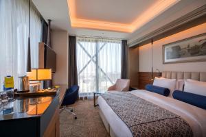 Postel nebo postele na pokoji v ubytování Golden Tulip Istanbul Bayrampasa