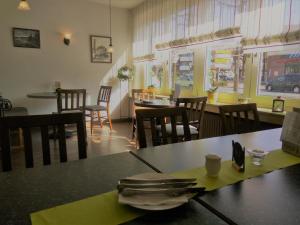 ein Esszimmer mit einem Tisch und Stühlen sowie ein Restaurant in der Unterkunft Gasthof am Markt in Edewecht