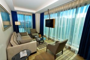 TV a/nebo společenská místnost v ubytování Golden Tulip Istanbul Bayrampasa