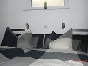Tempat tidur dalam kamar di Ferienwohnung Kuhn