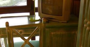 a microwave sitting on top of a wooden table at Locanda dell'Oca Bianca in Como