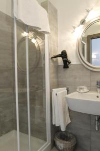 uma casa de banho com um chuveiro e um lavatório. em Carducci em Como