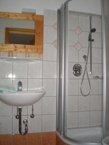 Ett badrum på Alpenhof "alt Lähn"