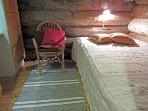 レヴィにあるPolar Star Polar Keloのベッドルーム1室(ベッド1台、椅子、ランプ付)