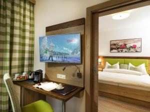 Telewizja i/lub zestaw kina domowego w obiekcie Apartments & Garni Alpenrose