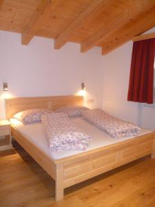 Ένα ή περισσότερα κρεβάτια σε δωμάτιο στο Isidorhof