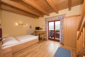 A bed or beds in a room at Kärntner Stubn