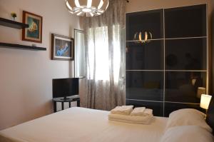- une chambre avec un lit et 2 serviettes dans l'établissement Il Mare do Zu Pippo, à Augusta