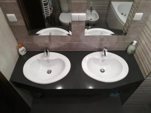 ワプシェ・ニジネにあるWilla Rembiszの洗面台3つと鏡付きのバスルーム