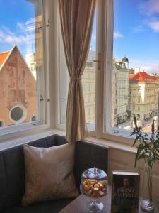 ウィーンにあるImperium Residence - Experience the most Luxurious Apartment in Vienna Centerの窓の前にソファが備わる客室です。