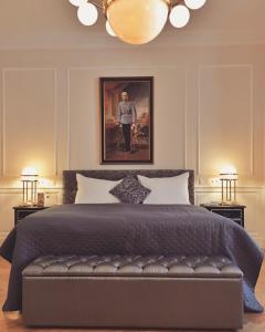 ウィーンにあるImperium Residence - Experience the most Luxurious Apartment in Vienna Centerのベッドルーム1室(壁に絵が描かれた大型ベッド1台付)