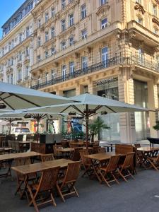 ウィーンにあるImperium Residence - Experience the most Luxurious Apartment in Vienna Centerの傘をさす一組