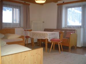 a living room with a table and chairs at Alpenhof "alt Lähn" in Lähn