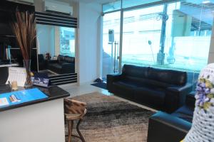 a living room with a couch and a table at Bellonorte Hotel in Altamira