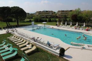 Bazén v ubytování Hotel Smeraldo nebo v jeho okolí