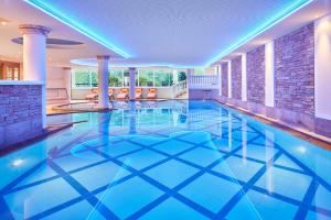 Bazén v ubytovaní ZillergrundRock Luxury Mountain Resort alebo v jeho blízkosti