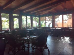 jadalnia ze stołami, krzesłami i oknami w obiekcie Agroturism Jures w mieście Ljutomer