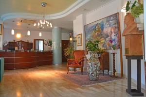 a lobby with a waiting area and a waiting room at Hotel La Carica in Pastrengo