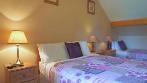 um quarto com uma cama e 2 candeeiros nas mesas em Stonehaven B&B em Ennis