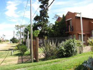 una cerca frente a una casa en Los Nidos en Piriápolis