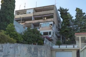 een appartementencomplex aan de zijkant van een heuvel bij Shiny apartment near beaches and center in Split