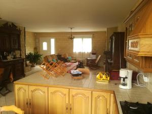 eine Küche mit einem Tisch und Stühlen im Zimmer in der Unterkunft Gîte du vignoble Sidky in Lussac