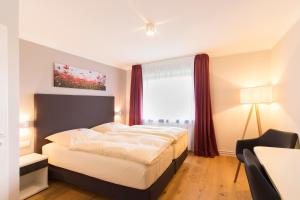 Postel nebo postele na pokoji v ubytování Hotel Seeblick Garni