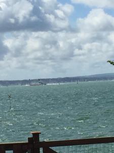 une grande étendue d'eau avec un bateau à l'intérieur dans l'établissement Cove Cott, à Warsash