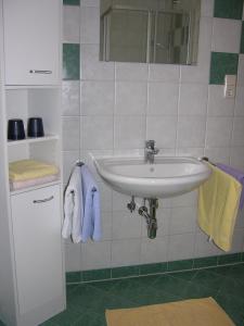 W łazience znajduje się umywalka, lustro i ręczniki. w obiekcie Appartement Millennium w mieście Bad Gastein +31 zdjęć