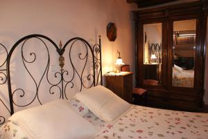 PrádenaにあるCasa Rural El aceboのベッドルーム1室(枕2つ付)
