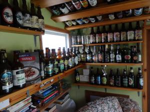 Moat Cottage Barns في كوربي: غرفة مليئة بالكثير من زجاجات البيرة