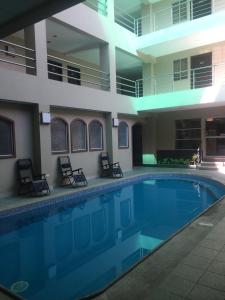 Hotel Los Almendros tesisinde veya buraya yakın yüzme havuzu