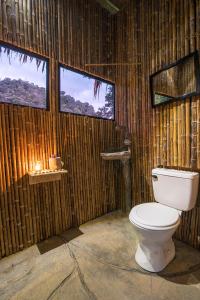 Tami Lodge tesisinde bir banyo