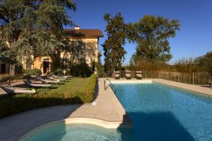 Bazén v ubytování Borgo Ramezzana Country House nebo v jeho okolí