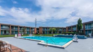 una piscina frente a un edificio en Rest and Relax Inn en Pensacola