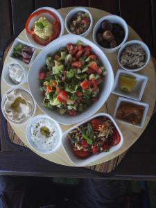 una mesa con un plato de comida y tazones de comida en Villa Billy, en Gan Ner