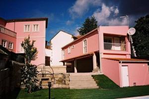 アルコス・デ・ヴァルデヴェスにあるCasa dos Confradesのピンクの家