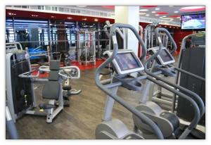 The fitness centre and/or fitness facilities at City Heart Wellness Apartment