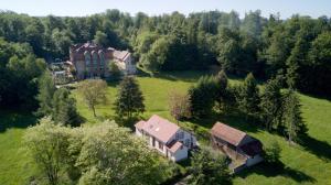 une vue aérienne sur une grande maison sur un champ verdoyant dans l'établissement Logis Hôtel Notre-Dame - restaurant ouvert midi et soir sauf dimanche soir, à Danne-et-Quatre-Vents