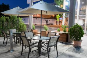 Hotel Xilo Glendale في غليندال: مجموعة طاولات وكراسي تحت مظلة