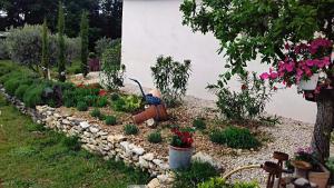 Gallery image of Lapauline FR5BZEVA in La Motte-dʼAigues