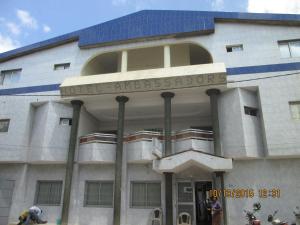 un bâtiment avec un panneau d'urgence de l'hôtel dans l'établissement Hotel Ambassadors, à Lomé