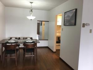 Кухня или мини-кухня в Twelve Oaks By Marquee Vancouver
