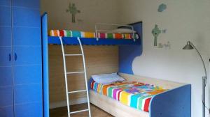 GermignagaにあるResidence ai Ronchiの二段ベッド1組(はしご付)が備わる客室です。