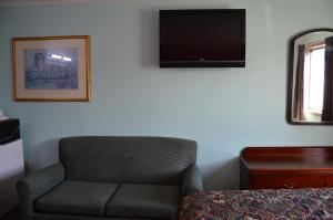 A seating area at Budget Inn Richlands Claypool Hill